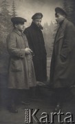 Brak daty, Rosja.
Trzej młodzi mężczyźni z papierosami, fotografia gabinetowa.
Fot. NN, zbiory Ośrodka KARTA, kolekcję Dominika Piotrowskiego udostępnił Jan Rutkiewicz
 
