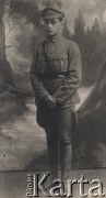 1917, Taganrog, Rosja.
Dominik Piotrowski po powrocie z frontu kaukaskiego, w pierwszych dniach służby w polskim szwadronie pod dowództwem kpt. Szmidta, będącym częścią 2 Oficerskiego Pułku Armii Ochotniczej, portret w mundurze.
Fot. NN, zbiory Ośrodka KARTA, kolekcję Dominika Piotrowskiego udostępnił Jan Rutkiewicz
 
