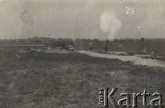 1919-1920 (?), brak miejsca.
Piechota i czołgi.
Fot. NN, zbiory Ośrodka KARTA, kolekcję Dominika Piotrowskiego udostępnił Jan Rutkiewicz
 

