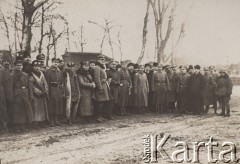 1919, brak miejsca.
Żołnierze Legionów, siódmy od prawej w pierwszym rzędzie stoi gen. Antoni Listowski, dowódca Grupy Podlaskiej.
Fot. NN, zbiory Ośrodka KARTA, kolekcję Dominika Piotrowskiego udostępnił Jan Rutkiewicz
 
