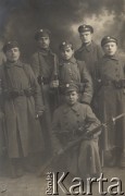 1919-1920, brak miejsca.
Grupa żołnierzy Legionów, w środku stoi Dominik Piotrowski.
Fot. NN, zbiory Ośrodka KARTA, kolekcję Dominika Piotrowskiego udostępnił Jan Rutkiewicz
 
