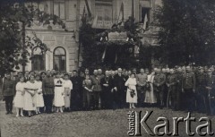 1919-1920, Brześć, Polska.
Grupa osób przed budynkiem Komendy Policji Państwowej na powiat i miasto Brześć, pierwszy z prawej stoi Dominik Piotrowski.
Fot. NN, zbiory Ośrodka KARTA, kolekcję Dominika Piotrowskiego udostępnił Jan Rutkiewicz
 
