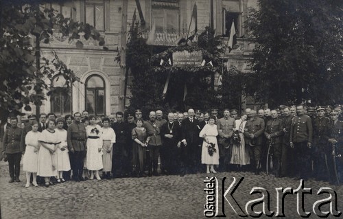 1919-1920, Brześć, Polska.
Grupa osób przed budynkiem Komendy Policji Państwowej na powiat i miasto Brześć, pierwszy z prawej stoi Dominik Piotrowski.
Fot. NN, zbiory Ośrodka KARTA, kolekcję Dominika Piotrowskiego udostępnił Jan Rutkiewicz
 
