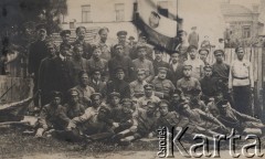 1917-1919, Rosja (?).
Żołnierze w mundurach rosyjskich i polskich, w drugim rzędzie czwarty od lewej siedzi Dominik Piotrowski, z tyłu biało-czerwona flaga z białym orłem. Być może to żołnierze polskiego szwadronu wchodzącego w skład 2 Oficerskiego Pułku Armii Ochotniczej.
Fot. NN, zbiory Ośrodka KARTA, kolekcję Dominika Piotrowskiego udostępnił Jan Rutkiewicz
 
