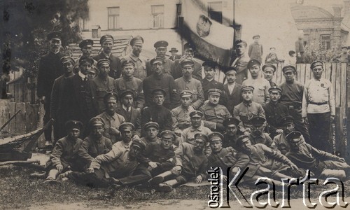 1917-1919, Rosja (?).
Żołnierze w mundurach rosyjskich i polskich, w drugim rzędzie czwarty od lewej siedzi Dominik Piotrowski, z tyłu biało-czerwona flaga z białym orłem. Być może to żołnierze polskiego szwadronu wchodzącego w skład 2 Oficerskiego Pułku Armii Ochotniczej.
Fot. NN, zbiory Ośrodka KARTA, kolekcję Dominika Piotrowskiego udostępnił Jan Rutkiewicz
 
