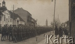 22.02.1919, Białystok, Polska.
Msza święta z okazji wejścia wojsk polskich do Białegostoku, w głębi wieża Ratusza.
Fot. NN, zbiory Ośrodka KARTA, kolekcję Dominika Piotrowskiego udostępnił Jan Rutkiewicz
 
