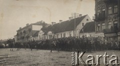 22.02.1919, Białystok, Polska.
Wejście wojsk polskich do Białegostoku, uroczystości na Rynku; biały budynek to Dom Marcina, dawny klasztor.
Fot. NN, zbiory Ośrodka KARTA, kolekcję Dominika Piotrowskiego udostępnił Jan Rutkiewicz
 
