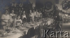 1919-1939, Brześć, Polska.
Grupa osób przy zastawionym stole, na ścianie wisi godło Polski i portret Marszałka Józefa Piłsudskiego.
Fot. NN, zbiory Ośrodka KARTA, kolekcję Dominika Piotrowskiego udostępnił Jan Rutkiewicz
 
