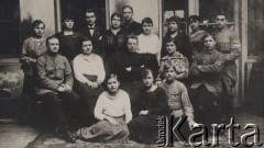 1917-1919, Rosja (?).
Grupa osób, z prawej stoi Dominik Piotrowski.
Fot. NN, zbiory Ośrodka KARTA, kolekcję Dominika Piotrowskiego udostępnił Jan Rutkiewicz
 
