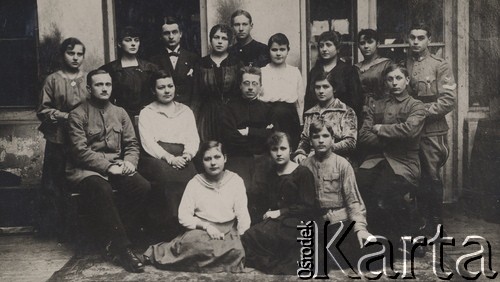 1917-1919, Rosja (?).
Grupa osób, z prawej stoi Dominik Piotrowski.
Fot. NN, zbiory Ośrodka KARTA, kolekcję Dominika Piotrowskiego udostępnił Jan Rutkiewicz
 
