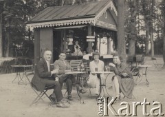 Przed 1939, brak miejsca.
Ogródek kawiarni, drugi od lewej siedzi Dominik Piotrowski.
Fot. NN, zbiory Ośrodka KARTA, kolekcję Dominika Piotrowskiego udostępnił Jan Rutkiewicz
 
