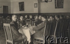 1946, Niemcy.
Polscy żołnierze służący w amerykańskiej strefie okupacyjnej. Wielkanoc, drugi od lewej siedzi Dominik Piotrowski.
Fot. NN, zbiory Ośrodka KARTA, kolekcję Dominika Piotrowskiego udostępnił Jan Rutkiewicz
 
