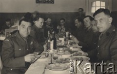 1946, Niemcy.
Polscy żołnierze służący w amerykańskiej strefie okupacyjnej. Wielkanoc, z lewej siedzi Dominik Piotrowski.
Fot. NN, zbiory Ośrodka KARTA, kolekcję Dominika Piotrowskiego udostępnił Jan Rutkiewicz
 
