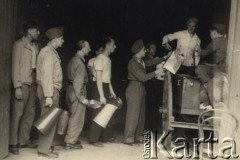Po 1945, Niemcy.
Polscy żołnierze służący w amerykańskiej strefie okupacyjnej, kuchnia polowa. 
Fot. NN, zbiory Ośrodka KARTA, kolekcję Dominika Piotrowskiego udostępnił Jan Rutkiewicz
 
