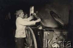 Po 1945, Niemcy.
Polscy żołnierze służący w amerykańskiej strefie okupacyjnej, kuchnia polowa.
Fot. NN, zbiory Ośrodka KARTA, kolekcję Dominika Piotrowskiego udostępnił Jan Rutkiewicz
 
