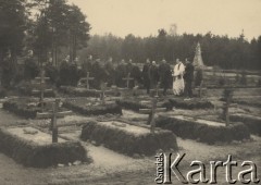 Po 1945, brak miejsca.
Żołnierski pogrzeb.
Fot. NN, zbiory Ośrodka KARTA, kolekcję Dominika Piotrowskiego udostępnił Jan Rutkiewicz
 
