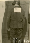 Ok. 1956, Workuta, Komi ASSR, ZSRR.
Józef Garszel, żołnierz Armii Krajowej z Wileńszczyzny, więzień łagrów Workuty, w stroju obozowym z naszytymi numerami.
Fot. NN, zbiory Ośrodka KARTA, udostępnił Zygmunt Garszel