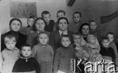 Brak daty, ZSRR.
Grupa dzieci z opiekunkami.
Fot. NN, zbiory Ośrodka KARTA, udostępnił Jerzy Kułak