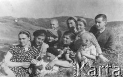 1943, Bolszaja Jerba, Chakaski Autonomiczny Obwód, Krasnojarski Kraj, ZSRR.
Pierwsza z lewej leży kierowniczka domu sierot, za nią nauczycielka i wychowawczyni Zofia Łyżnik, w środku Katarzyna Żdanowicz, pozostałe osoby to wychowawcy domu sierot, jedno z dzieci to syn pani Karpowej Marek.
Fot. NN, zbiory Ośrodka KARTA, udostępniła Katarzyna Gruber z domu Żdanowicz.

