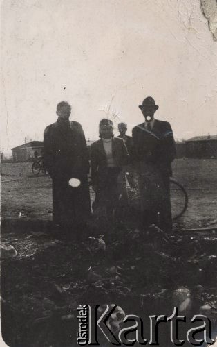 18.04.1945, Lipsk, Polska.
Ekshumacja ciał ofiar z masowego grobu.
Fot. NN, zbiory Ośrodka KARTA