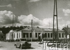 1939-1941, Kosów Poleski, Polesie, Białoruska SRR, ZSRR.
Samochód marki Mercedes przed Domem Ludowym.
Fot. NN, zbiory Ośrodka KARTA, udostępnił Krzysztof Jasiewicz [sygn. oryginalna 0-128008]
 
