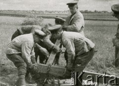 Wrzesień 1939, Polska.
Żołnierze Armii Czerwonej niszczący polskie umocnienia graniczne.
Fot. NN, zbiory Ośrodka KARTA, udostępnił Krzysztof Jasiewicz [sygn. oryginalna 0-132672]
 
