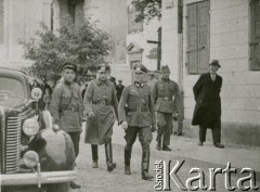 Wrzesień 1939, Polska.
Delegacja dowództwa Wehrmachtu udaje się na rozmowy o  przebiegu linii demarkacyjnej w terenie z dowódcą 6 Korpusu Kawalerii Armii Czerwonej Andriejem Jeremienko.
Fot. NN, zbiory Ośrodka KARTA, udostępnił Krzysztof Jasiewicz [sygn. oryginalna 0-132677]
 
