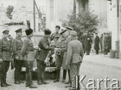 Wrzesień 1939, Polska.
Dowódca 6 Korpusu Kawalerii Armii Czerwonej Andriej Jeremienko i delegacja dowództwa Wehrmachtu podczas rozmów o przebiegu linii demarkacyjnej w terenie.
Fot. NN, zbiory Ośrodka KARTA, udostępnił Krzysztof Jasiewicz [sygn. oryginalna 0-132678]
 
