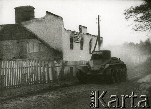 Wrzesień 1939, Polska.
Sowieckie jednostki pancerne na terytorium Polski.
Fot. NN, zbiory Ośrodka KARTA, udostępnił Krzysztof Jasiewicz [sygn. oryginalna 0-140433]
 
