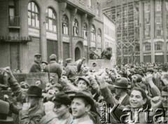 29.10.1939, Lwów, Ukraińska SRR, ZSRR.
Defilada Armii Czerwonej, manifestujący tłum.
Fot. NN, zbiory Ośrodka KARTA (patrz OK_002191) [sygn. oryginalna 0-140435]
 
