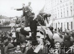 Wrzesień 1939, Lwów (?), Polska.
Żołnierze rozdają ludności pierwsze sowieckie gazety. 
Fot. NN, zbiory Ośrodka KARTA, udostępnił Krzysztof Jasiewicz [sygn. oryginalna 0-140437]
 
