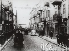 Październik 1939, Białystok, Białoruska SRR, ZSRR.
Ulica udekorowana hasłami wyborczymi. Transparent: 