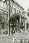 1940, Białystok, Białoruska SRR, ZSRR.
Budynek sowieckiego Instytutu Pedagogicznego przy ul. Warszawskiej (Armii Czerwonej).
Fot. NN, zbiory Ośrodka KARTA, udostępnił Krzysztof Jasiewicz, [sygn. oryginalna 0-18524]
 
