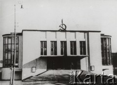 1939-1940, Białystok, Białoruska SRR, ZSRR.
Teatr miejski zamieniony w czasie okupacji sowieckiej na Dom Ludowy, nad wejściem sierp i młot.
Fot. NN, zbiory Ośrodka KARTA, udostępnił Krzysztof Jasiewicz, [sygn. oryginalna 0-18970]
 
