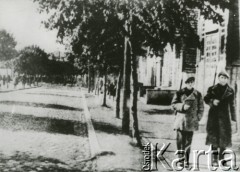 Jesień 1939, Polska.
Patrol ludowej milicji na ulicy miasta.
Fot. NN, zbiory Ośrodka KARTA, udostępnił Krzysztof Jasiewicz [sygn. oryginalna 0-18982]
 
