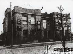 1939-1940, Polska.
Front budynku ozdobiony transparentami.
Fot. NN, zbiory Ośrodka KARTA, udostępnił Krzysztof Jasiewicz [sygn. oryginalna 0-19283]
 
