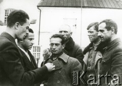 1939-1940, Polska.
Grupa mężczyzn rozmawiających na ulicy.
Fot. NN, zbiory Ośrodka KARTA, udostępnił Krzysztof Jasiewicz [sygn. oryginalna 0-19408]
 
