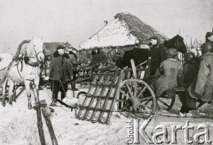 1939-1940, Polska.
Zimowa scena rodzajowa - mężczyźni i konie, w tle chałupa.
Fot. NN, zbiory Ośrodka KARTA, udostępnił Krzysztof Jasiewicz [sygn. oryginalna 0-19412]
 
