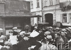 Jesień 1939, Polska.
Ludzie czytający sowieckie gazety rozdawane na ulicy, z prawej stoją dwaj czerwonoarmiści.
Fot. NN, zbiory Ośrodka KARTA, udostępnił Krzysztof Jasiewicz [sygn. oryginalna 0-19432]
 
