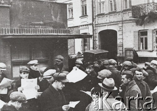 Jesień 1939, Polska.
Ludzie czytający sowieckie gazety rozdawane na ulicy, z prawej stoją dwaj czerwonoarmiści.
Fot. NN, zbiory Ośrodka KARTA, udostępnił Krzysztof Jasiewicz [sygn. oryginalna 0-19432]
 
