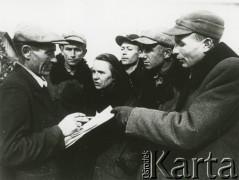 1939-1940, Polska.
Grupa rozmawiających osób.
Fot. NN, zbiory Ośrodka KARTA, udostępnił Krzysztof Jasiewicz [sygn. oryginalna 0-19441]
 
