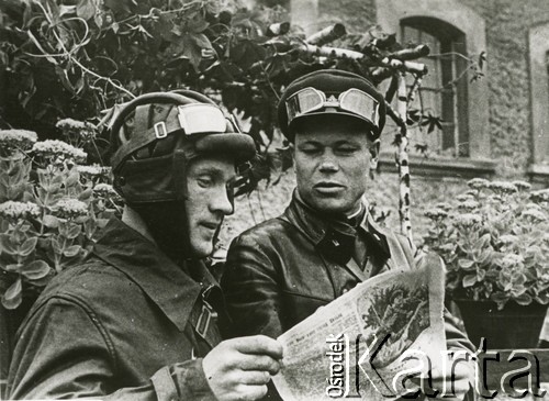 Jesień 1939, Polska.
Dwaj czerwonoarmiści z gazetą, z lewej stoi czołgista.
Fot. NN, zbiory Ośrodka KARTA, udostępnił Krzysztof Jasiewicz [sygn. oryginalna 0-19445]
 
