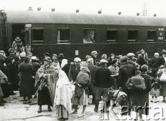 Październik 1939, Białystok, Białoruska SRR, ZSRR.
Peron dworca kolejowego, uciekinierzy z zachodnich terenów Polski oczekują na powrót do domów w niemieckiej strefie okupacyjnej.
Fot. NN, zbiory Ośrodka KARTA, udostępnił Krzysztof Jasiewicz, [sygn. oryginalna 0-19459]
 
