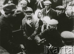 Jesień 1939, Polska.
Mieszkańcy Kresów w rozmowie z żołnierzami Armii Czerwonej.
Fot. NN, zbiory Ośrodka KARTA
 
