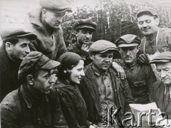 Jesień 1939, Polska.
Ludzie czytający sowiecką gazetę.
Fot. NN, zbiory Ośrodka KARTA, udostępnił Krzysztof Jasiewicz [sygn. oryginalna 0-24828]
 
