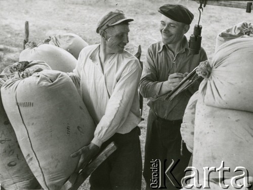 Jesień 1939, Polska.
Ważenie worków ze zbożem.
Fot. NN, zbiory Ośrodka KARTA, udostępnił Krzysztof Jasiewicz [sygn. oryginalna 0-32636]
 
