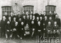 1939-1940, Polska.
Grupa osób przed budynkiem.
Fot. NN, zbiory Ośrodka KARTA, udostępnił Krzysztof Jasiewicz [sygn. oryginalna 0-55524]
 
