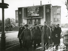 Październik 1939, Białystok, Białoruska SRR, ZSRR.
Grupa deputowanych Zgromadzenia Ludowego Białorusi Zachodniej, napis na transparencie zawieszonym nad wejściem do Teatru Miejskiego, zamienionego na Dom Ludowy: 