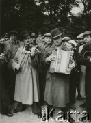 1939-1940, Polska.
Zabawa w parku, orkiestra.
Fot. NN, zbiory Ośrodka KARTA, udostępnił Krzysztof Jasiewicz [sygn. oryginalna 0-93736]
 
