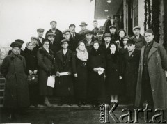 28-30.10.1939, Białystok, Białoruska SRR, ZSRR.
Deputowani Zgromadzenia Ludowego Białorusi Zachodniej na schodach Domu Ludowego — Teatru Miejskiego w Białymstoku.
Fot. NN, zbiory Ośrodka KARTA, udostępnił Krzysztof Jasiewicz, [sygn. oryginalna 0-93738]
 
